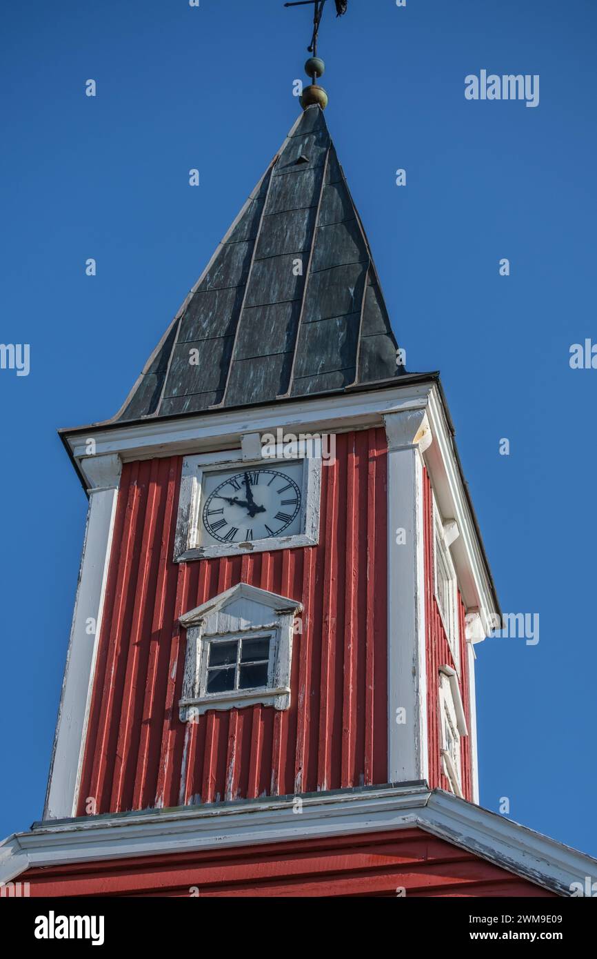 Blick auf den Uhrturm der Kirche unseres Erlösers in der Nähe des Hafens von Nuuk, Grönland Stockfoto