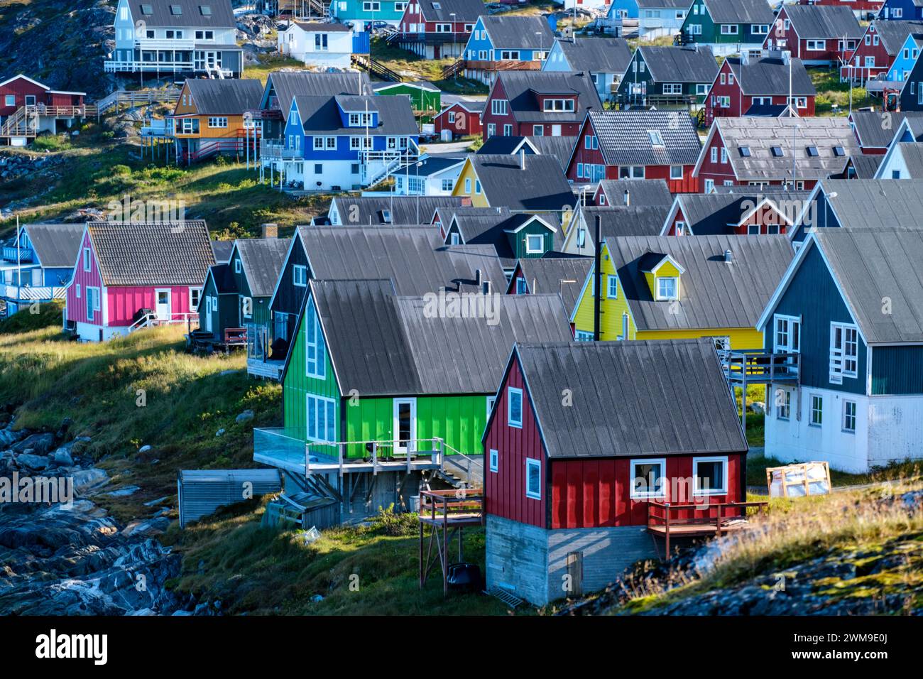 Bunte Häuser in allen Regenbogenfarben in Grönlands Hauptstadt Nuuk Stockfoto
