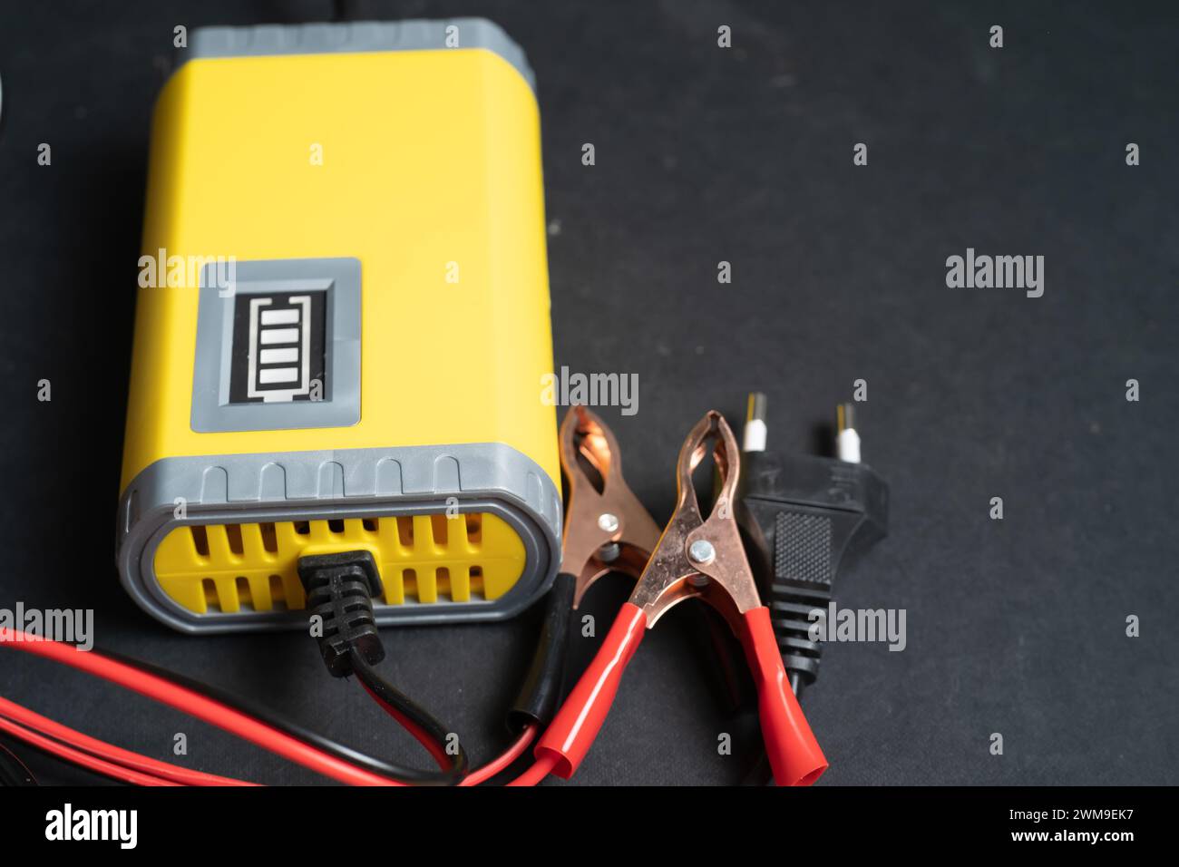 Motorrad-Batterieladegerät mit Klemmenkabel Stockfoto