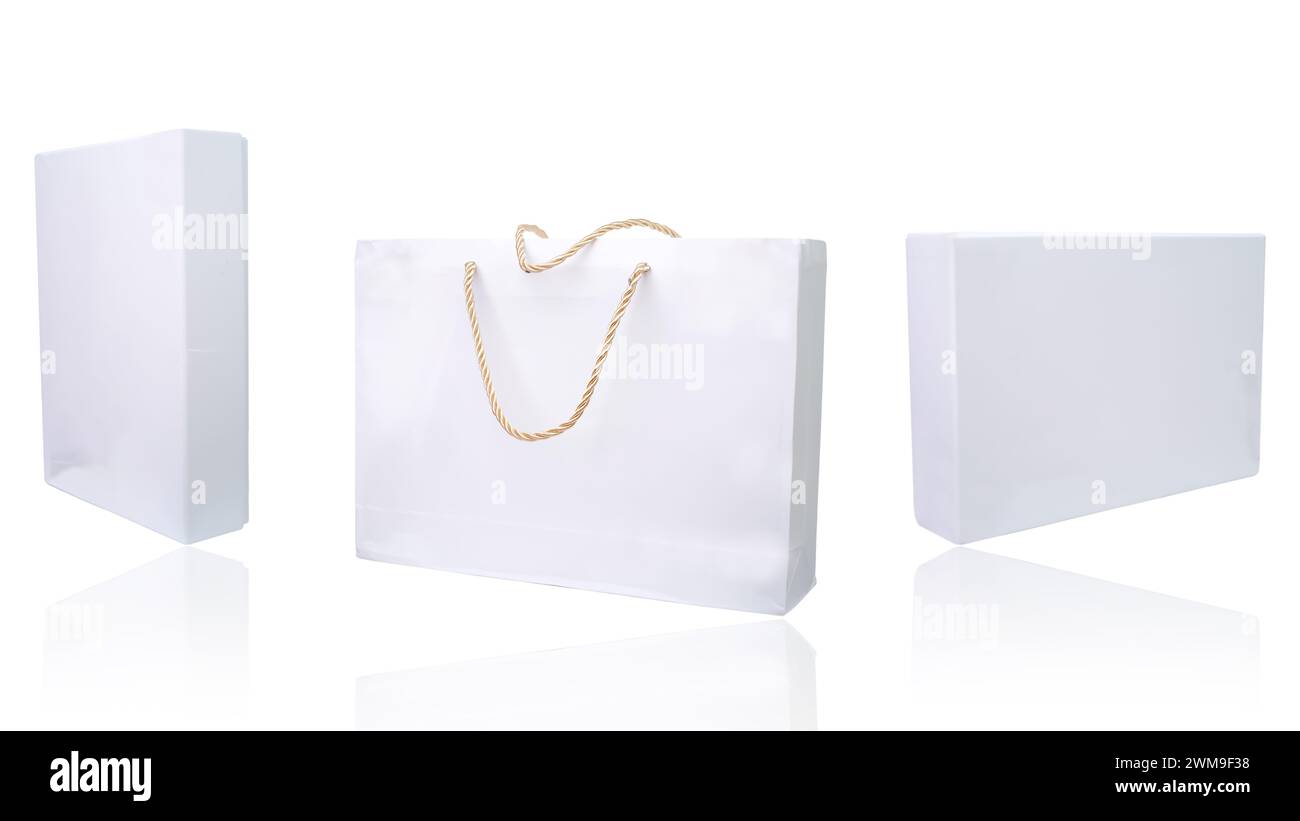 Weiße Einkaufstasche aus Karton mit weißer Box isoliert auf weißem Hintergrund für Werbung und Branding Stockfoto