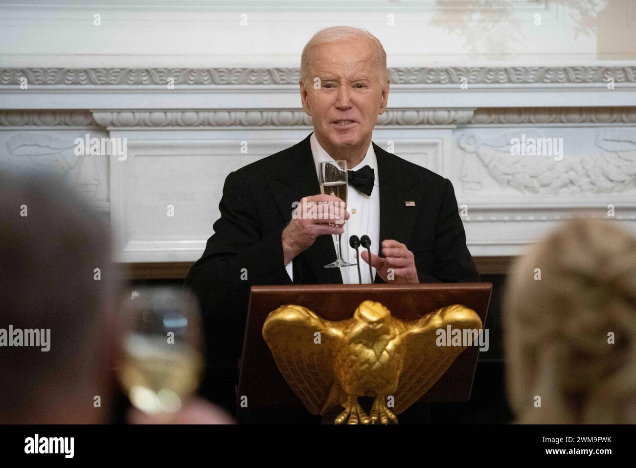 Washington, Usa. Februar 2024. US-Präsident Joe Biden begrüßt Gouverneure und ihre Ehepartner zu einem Abendessen im Weißen Haus in Washington, DC, während der Jahrestagung der National Governors Association am 24. Februar 2024. Credit: Chris Kleponis/Pool über CNP Credit: Abaca Press/Alamy Live News Stockfoto