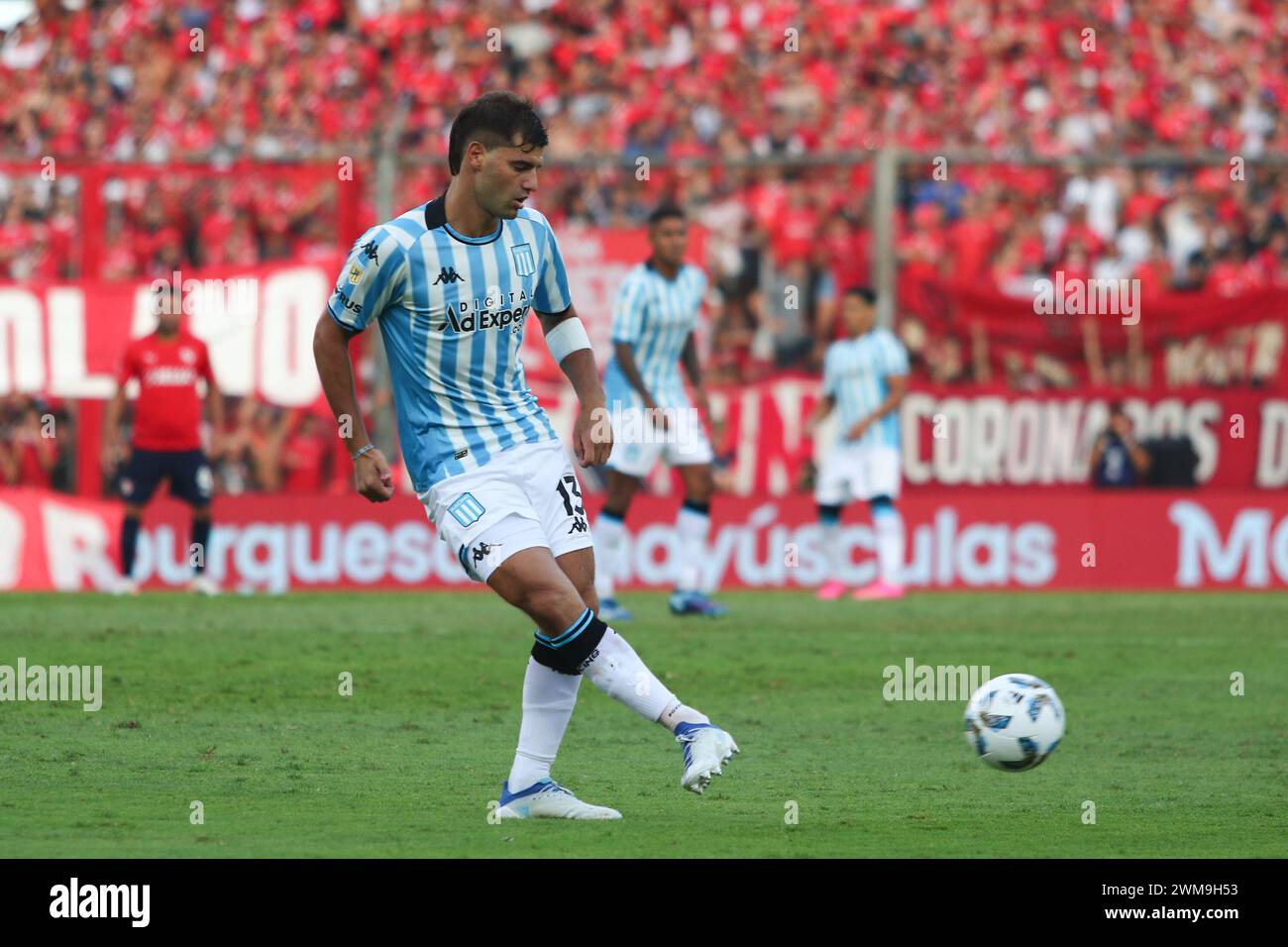 Buenos Aires, Argentinien. Februar 2024. Santiago Sosa vom Racing Club während des Spiels der 7. Runde der argentinischen Liga Profesional de Fútbol im Ricardo Bochini Stadion ( Credit: Néstor J. Beremblum/Alamy Live News) Stockfoto