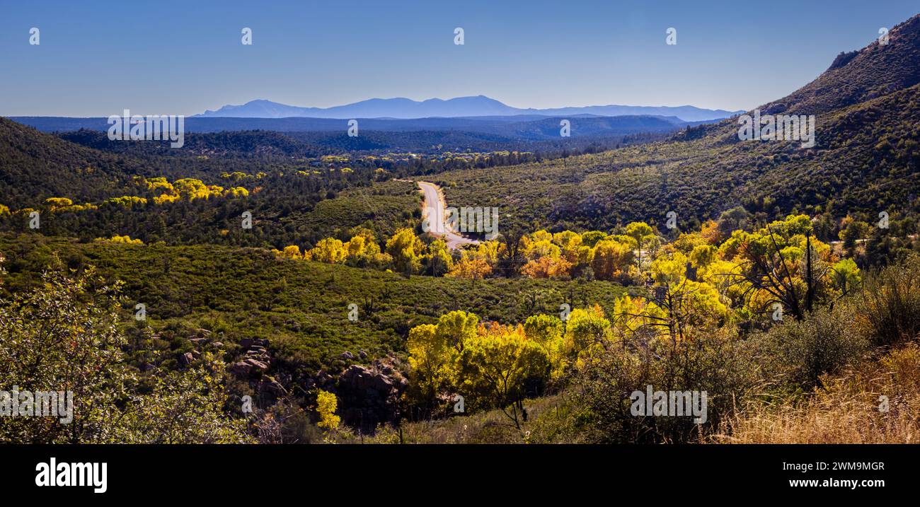 Die Houston Mesa Road schlängelt sich im Herbst in der Nähe von Payson, Arizona, entlang des East Verde River und des Ellison Creek. Stockfoto