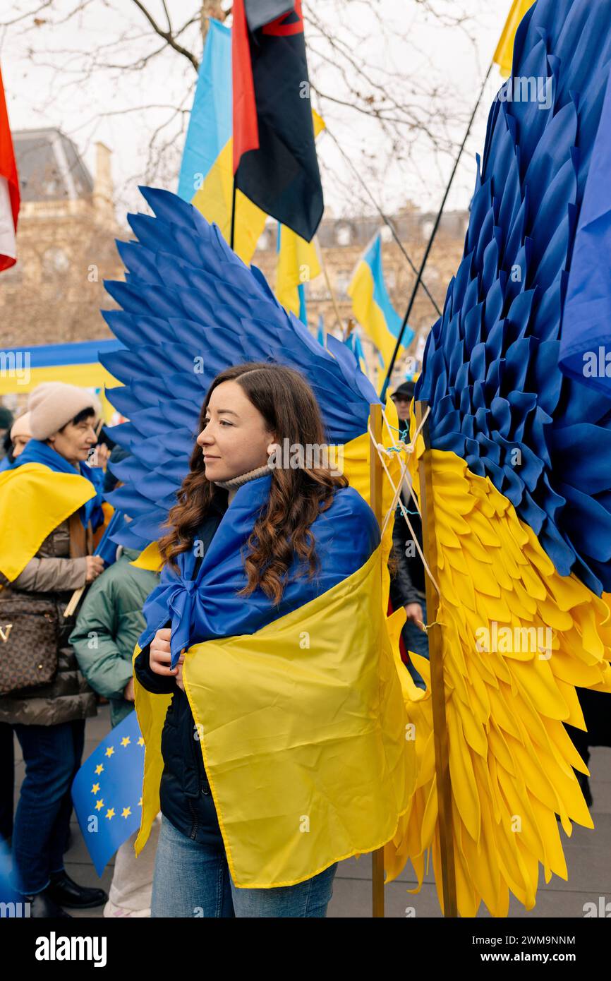 Paris, Paris, Frankreich. Februar 2024. Am zweiten Jahrestag der Invasion marschierten Demonstranten vom Platz der Republik auf den Bastille-Platz und riefen "Ruhm an die Ukraine", "Drohnen (Credit Image: © Katya Shabut/ZUMA Press Wire) NUR REDAKTIONELLE VERWENDUNG! Nicht für kommerzielle ZWECKE! Quelle: ZUMA Press, Inc./Alamy Live News Stockfoto