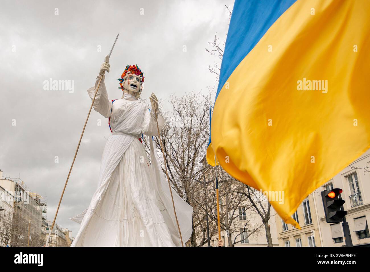 Paris, Paris, Frankreich. Februar 2024. Am zweiten Jahrestag der Invasion marschierten Demonstranten vom Platz der Republik auf den Bastille-Platz und riefen "Ruhm an die Ukraine", "Drohnen (Credit Image: © Katya Shabut/ZUMA Press Wire) NUR REDAKTIONELLE VERWENDUNG! Nicht für kommerzielle ZWECKE! Quelle: ZUMA Press, Inc./Alamy Live News Stockfoto