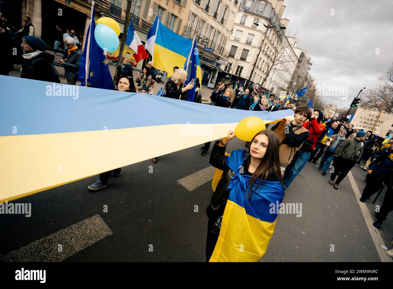 Paris, Paris, Frankreich. Februar 2024. Am zweiten Jahrestag der Invasion marschierten Demonstranten vom Platz der Republik auf den Bastille-Platz und riefen "Ruhm an die Ukraine", "Drohnen (Credit Image: © Katya Shabut/ZUMA Press Wire) NUR REDAKTIONELLE VERWENDUNG! Nicht für kommerzielle ZWECKE! Quelle: ZUMA Press, Inc./Alamy Live News Stockfoto