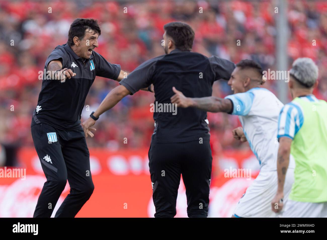 Avellaneda, Argentinien. Februar 2024. Racing Club Trainer Gustavo Costas vom Racing Club feiert während des Liga Profesional de Fútbol Spiels zwischen Club Atlético Independiente und Racing Club im Libertadores de América - Ricardo Enrique Bochini Stadion. Quelle: Mateo Occhi (Sporteo) / Alamy Live News Stockfoto