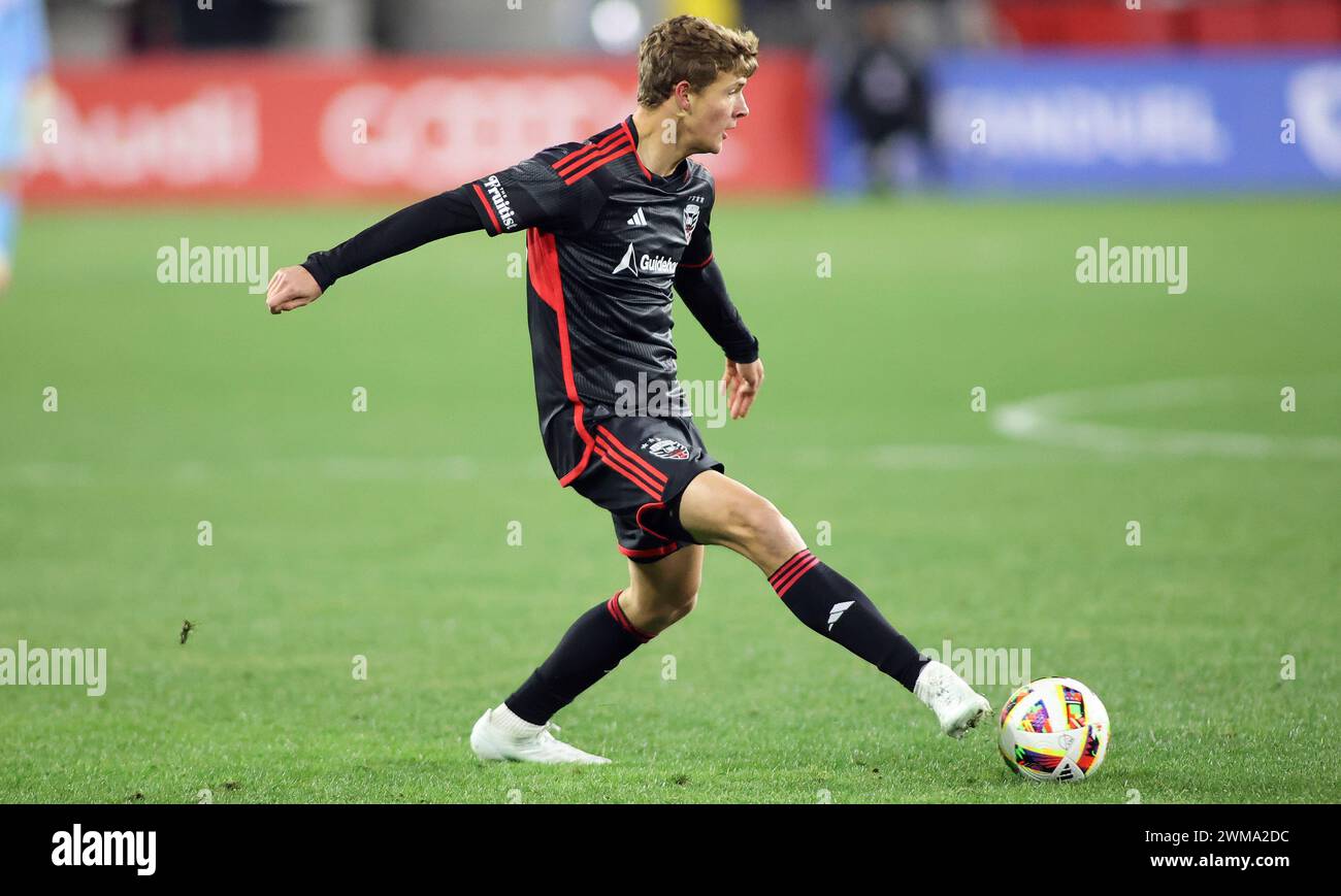 WASHINGTON, DC - FEBRUARY 24: DC United midfielder Jackson Hopkins (25) takes a shot during an MLS soccer match between DC United and New England Revolution on February 24, 2024, at Audi Field in Washington, DC. (Photo by Daniel Kucin Jr./Icon Sportswire) (Icon Sportswire via AP Images) Stockfoto