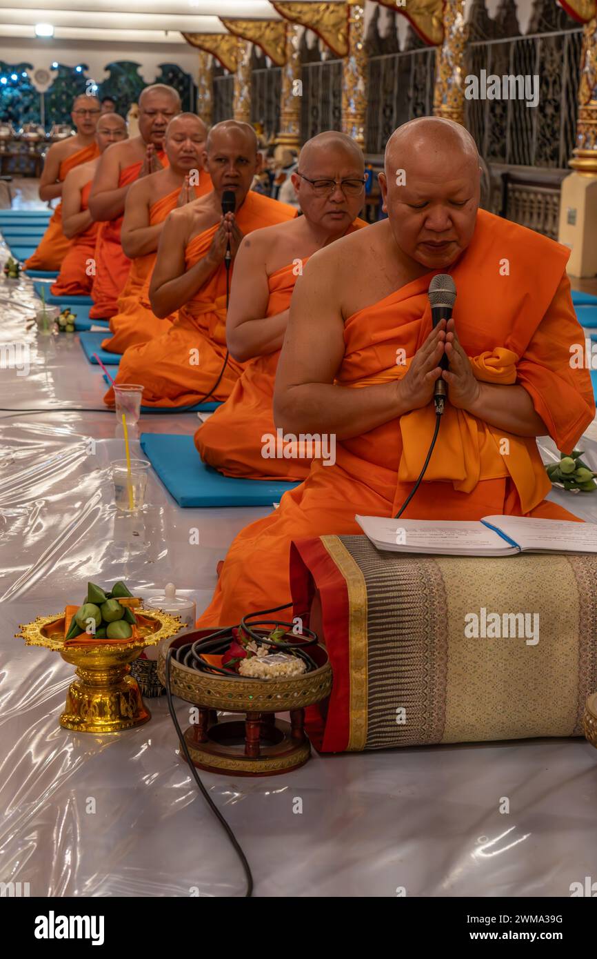 Einheimische und buddhistische Mönche feiern das Magha Puja Vollmondfest im Wat Suan Dok Lanna Tempel in Chiang Stockfoto