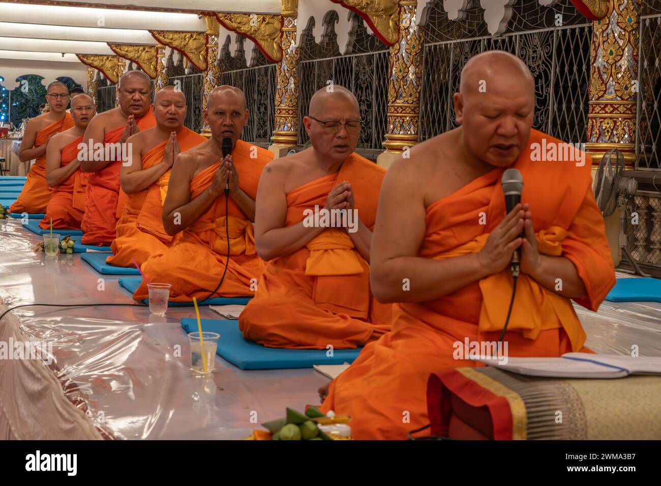 Einheimische und buddhistische Mönche feiern das Magha Puja Vollmondfest im Wat Suan Dok Lanna Tempel in Chiang Stockfoto