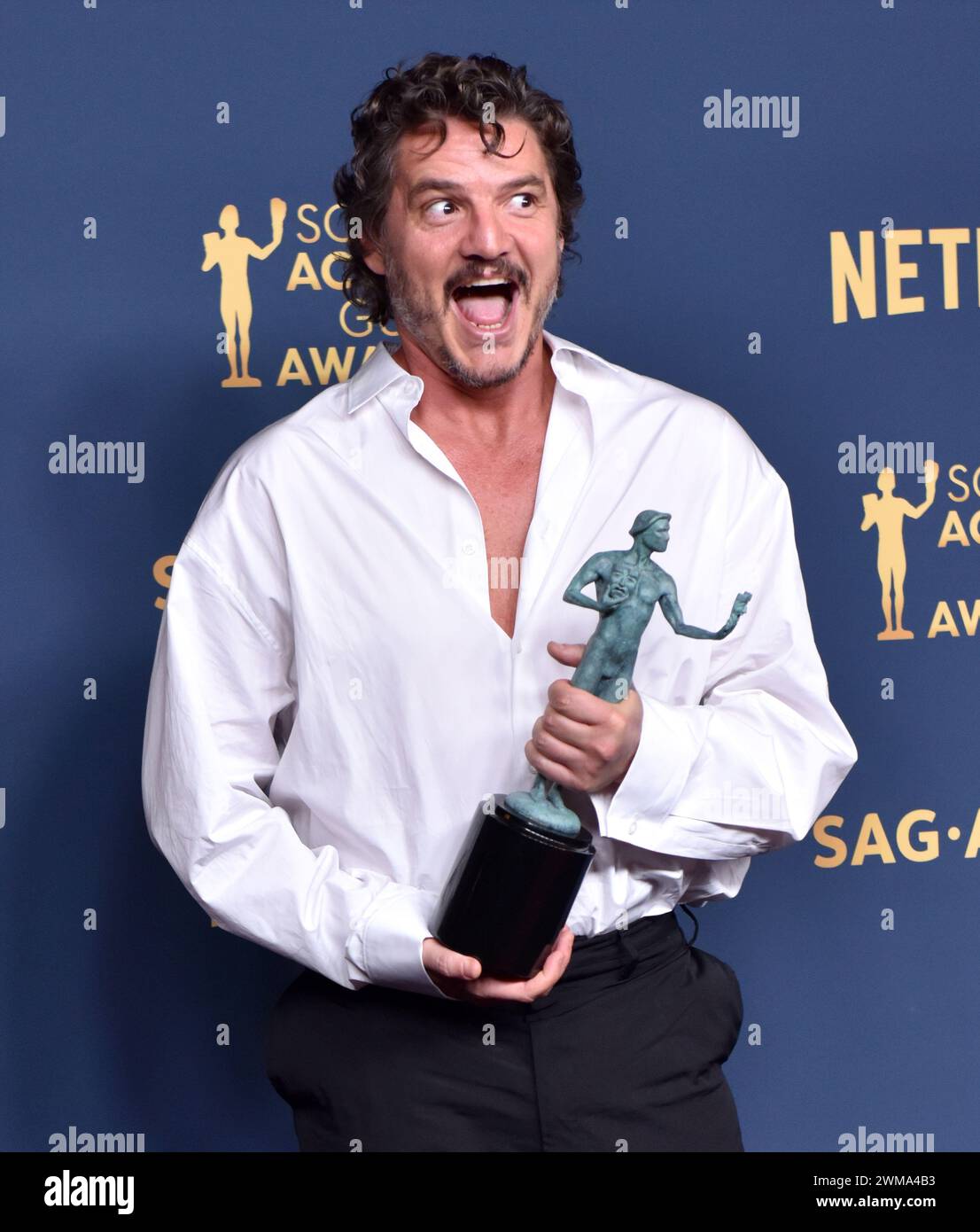 Los Angeles, USA. Februar 2024. Los Angeles, Usa. Februar 2024. Pedro Pascal tritt hinter den Kulissen auf, nachdem er den Preis für herausragende Leistung von A Male Actor in a Drama Series für „The Last of US“ während der 30. Jährlichen sag Awards im Shrine Auditorium and Expo Hall in Los Angeles, Kalifornien am Samstag, den 24. Februar 2023, gewonnen hat. Foto: Chris Chew/UPI Credit: UPI/Alamy Live News Credit: UPI/Alamy Live News Stockfoto