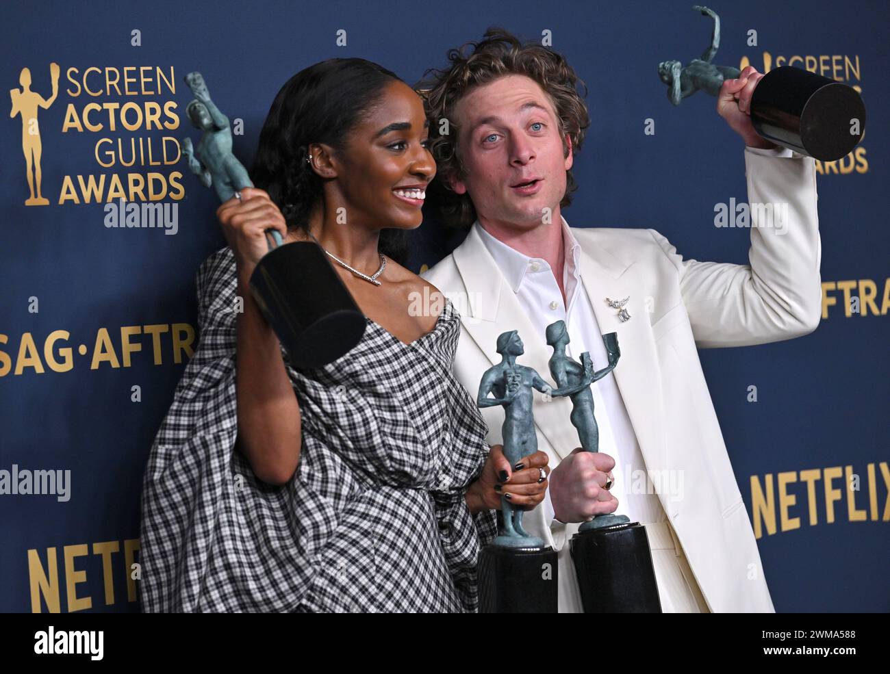 Los Angeles, USA. Februar 2024. Los Angeles, Usa. Februar 2024. (L-R) Ayo Edebiri und Jeremy Allen White treten hinter der Bühne auf, nachdem sie den Preis für herausragende Leistung von A Female and Male Actor in A Comedy Series und Outstanding Performance by an Ensemble in A Comedy Series Awards für den „Bär“ während der 30. Jährlichen sag Awards im Shrine Auditorium gewonnen haben und Expo Hall in Los Angeles, Kalifornien am Samstag, den 24. Februar 2023. Foto: Chris Chew/UPI Credit: UPI/Alamy Live News Credit: UPI/Alamy Live News Stockfoto