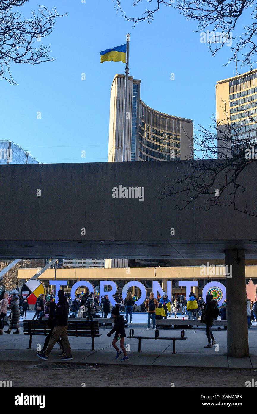 Toronto, Ontario, Kanada – 24. Februar 2024: Blick auf die ukrainische Flagge auf dem Nathan-Phillips-Platz auf Russlands Invasion in die Ukraine Stockfoto