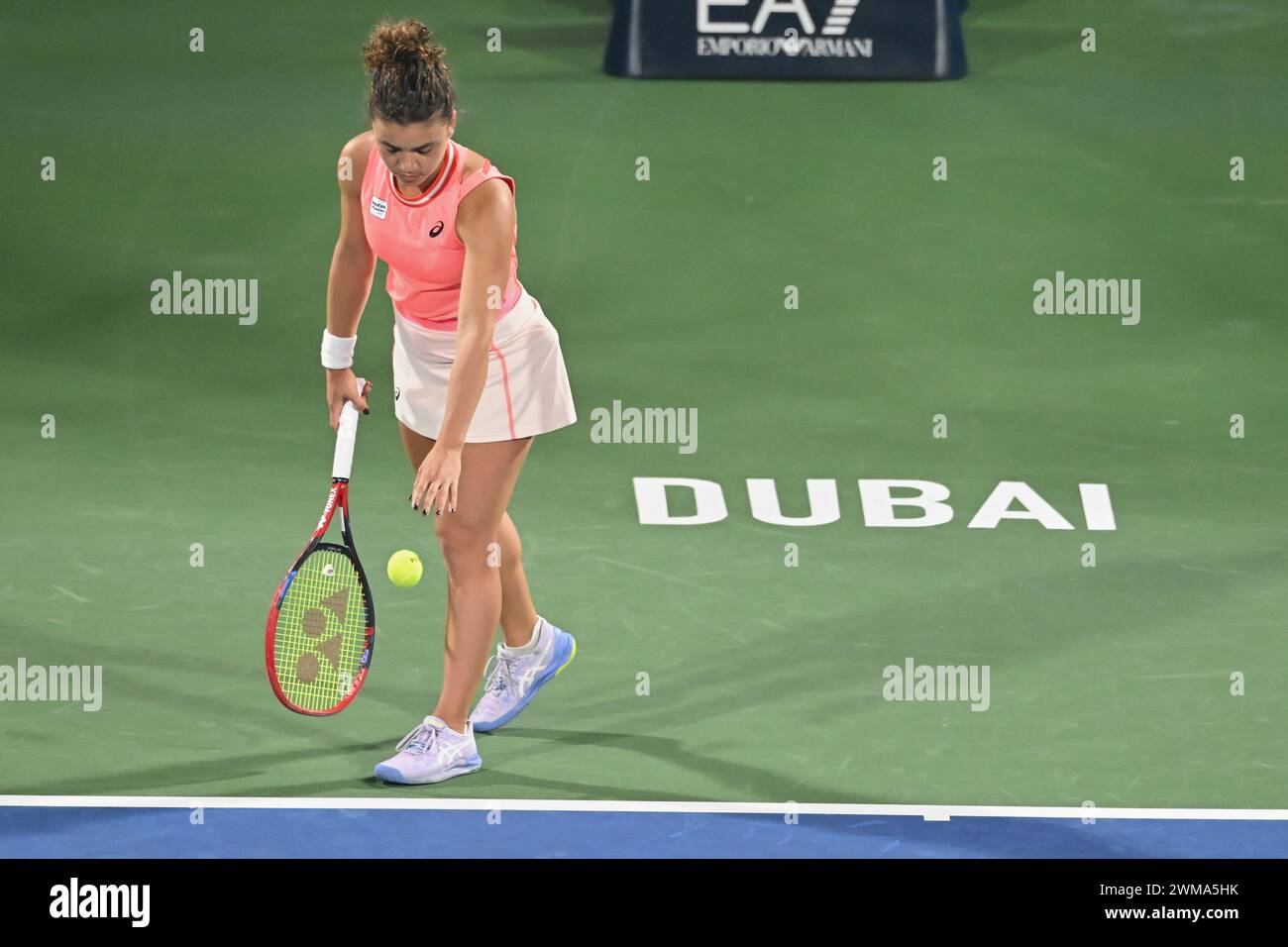 DUBAI, VAE, 24. Februar 2024. Action aus dem WTA-Finalspiel der Dubai Duty Free Tennis Championships 2024. Jasmine Paolini schlug Anna Kalinskaja mit 4:6, 7:5, 7:5, um die Trophäe zu gewinnen. Quelle: Feroz Khan/Alamy Live News Stockfoto