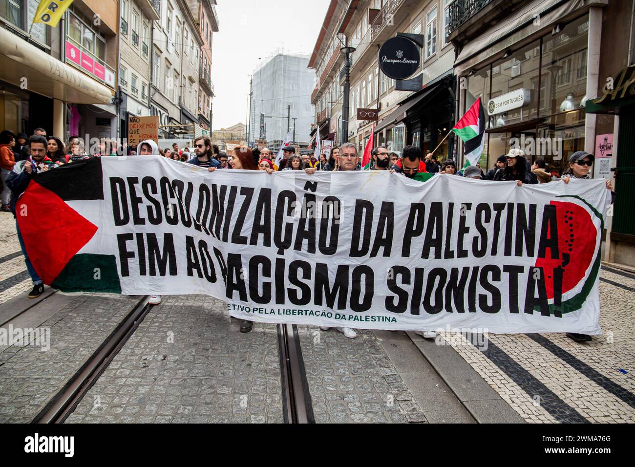 Porto, Portugal. Februar 2024. Die Demonstranten halten ein Banner: "Entkolonialisierung Palästinas. Beenden Sie den zionistischen Rassismus während der Demonstration. Menschen versammelten sich, um gegen Rassismus, Fremdenfeindlichkeit und die extreme Rechte in der Stadt Porto zu demonstrieren. Quelle: SOPA Images Limited/Alamy Live News Stockfoto