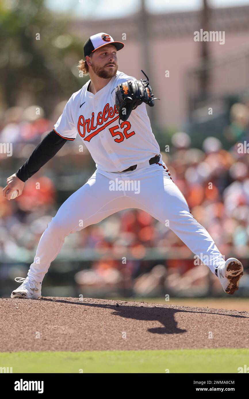 Sarasota FL USA; Baltimore Orioles Relief Pitcher Jonathan Heasley (52) liefert einen Platz während eines MLB-Frühjahrstrainings gegen die Boston Red Sox Stockfoto