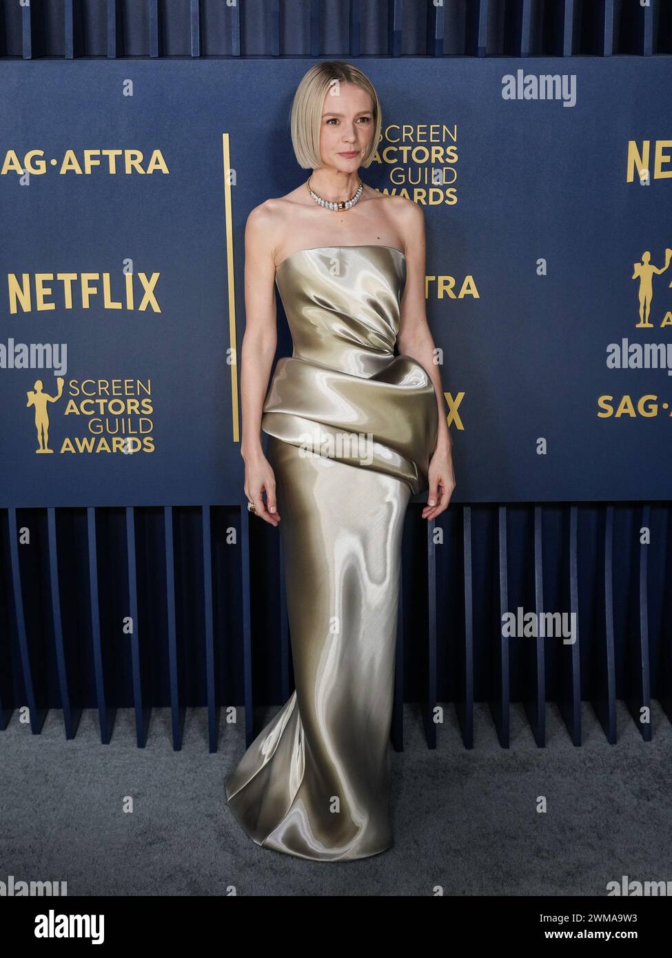 Los Angeles, USA. Februar 2024. Carey Mulligan trägt Armani Prive auf dem roten Teppich bei den Screen Actors Guild Awards, die am Samstag, den 24. Februar 2024, im Shrine Auditorium und in der Expo Hall in Los Angeles, KALIFORNIEN, stattfanden. (Foto: Sthanlee B. Mirador/SIPA USA) Credit: SIPA USA/Alamy Live News Stockfoto