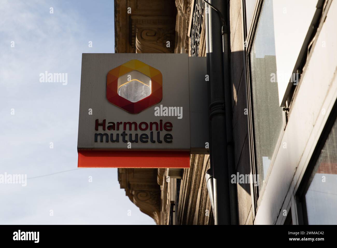 Bordeaux , Frankreich - 02 19 2024 : harmonie Mutuelle Logo Marke und Text Schild Fassadengeschäft Büro Eingang Wandkette gegenseitige Harmonie Stockfoto