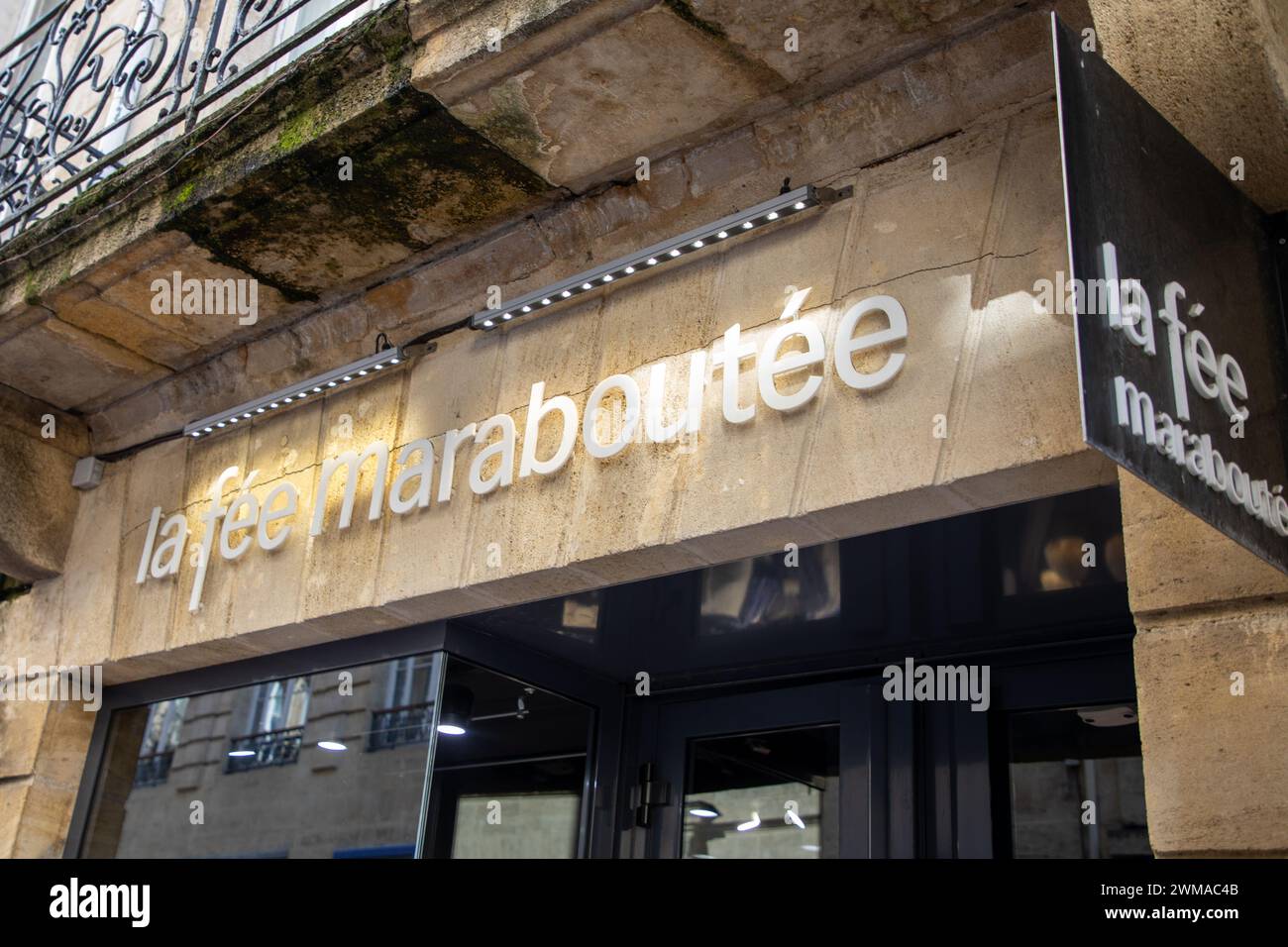 Bordeaux , Frankreich - 02 19 2024 : La Fee maraboutee Wall Brand Logo Store und Text auf Kette Fassade Eingang Shop Stockfoto