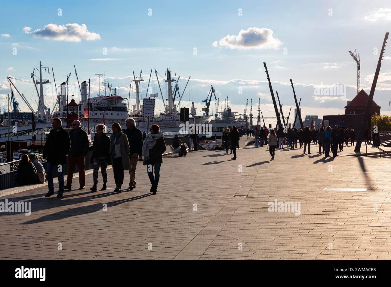 Jan Fedder Promenade, Fußgänger an der Uferpromenade am Hafen, Elbufer, Hintergrundbeleuchtung, Hamburg, Deutschland Stockfoto