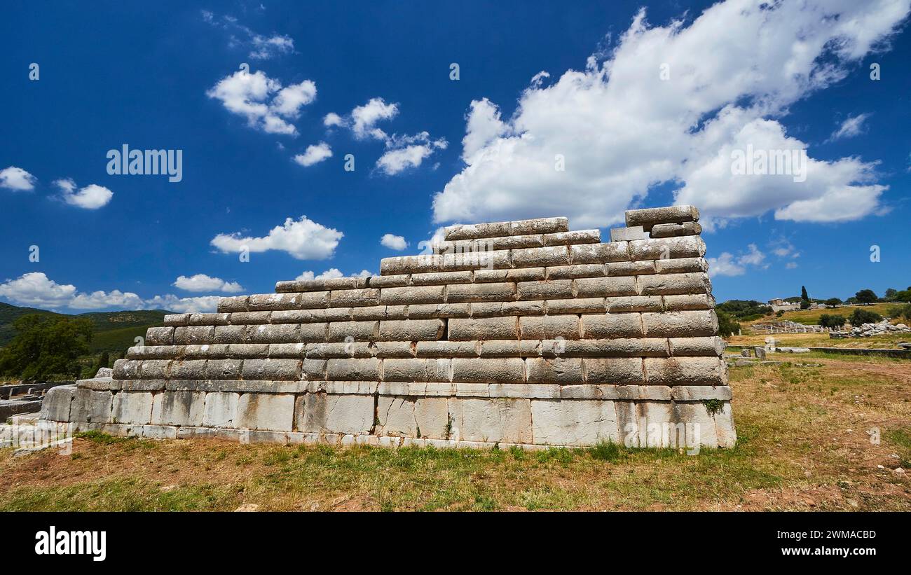 Stufen eines antiken Theaters unter blauem Himmel in Griechenland, archäologische Stätte, altes Messene, Hauptstadt von Messinien, Messini, Peloponnes, Griechenland Stockfoto