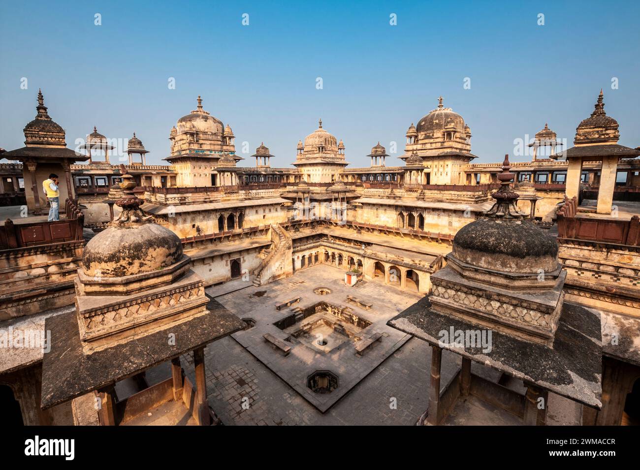 Eine Person bewundert Jehangir Mahal. Orchha, Madhya Pradesh, Indien, Asien. Stockfoto