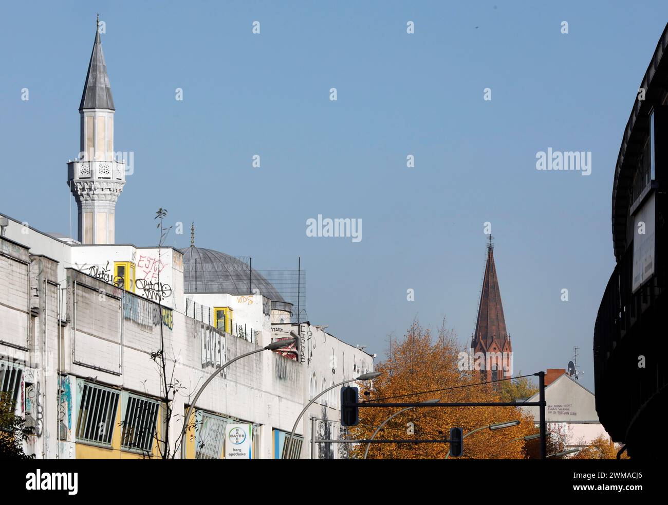 Ein Kirchturm und das Minarett der Mevlana-Moschee im Berliner Stadtteil Kreuzberg, 12. Oktober 2018 Stockfoto