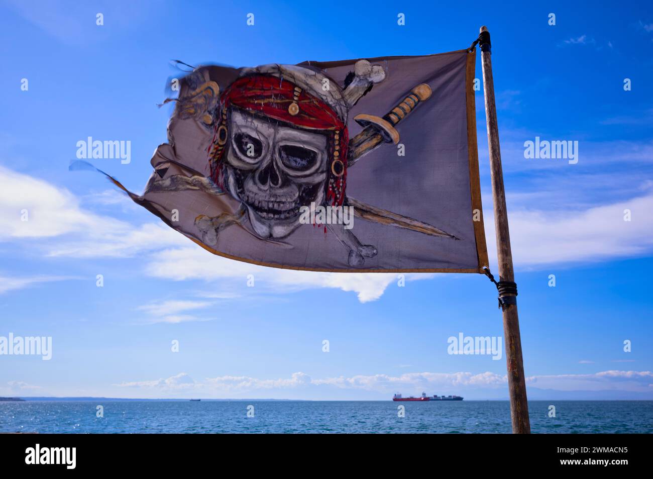 Piratenflagge, Werbung für Touristenschiff, Ausflugsboot, Piratenschiff Arabella, Thessaloniki Piraten, Uferpromenade, Thessaloniki, Mazedonien Stockfoto