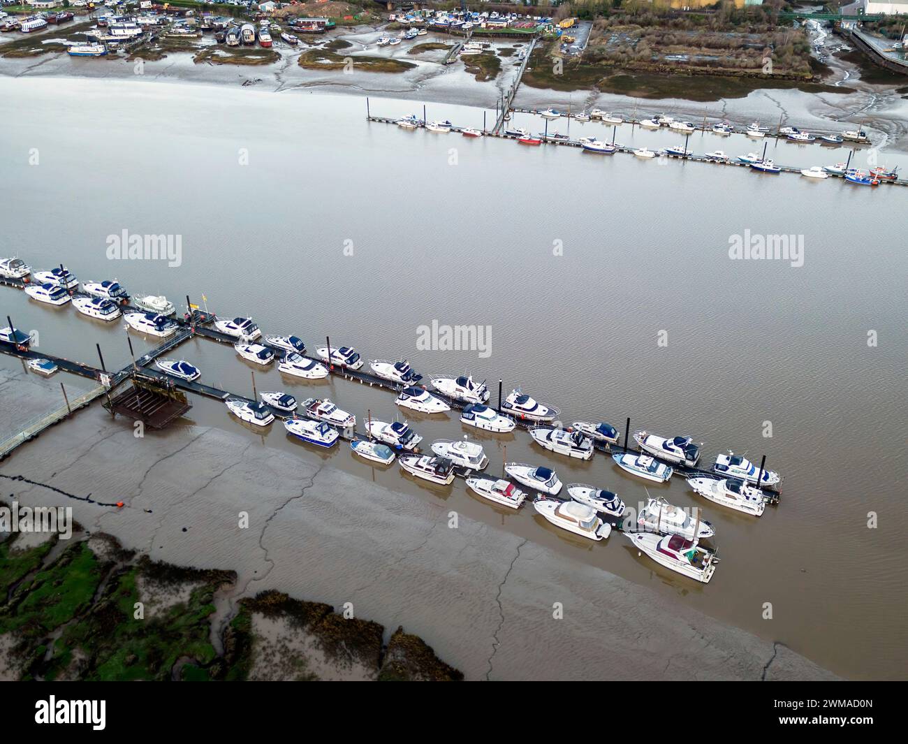 Aus der Vogelperspektive auf Booten, die auf dem Fluss Medway in Rochester Kent vertäut sind Stockfoto