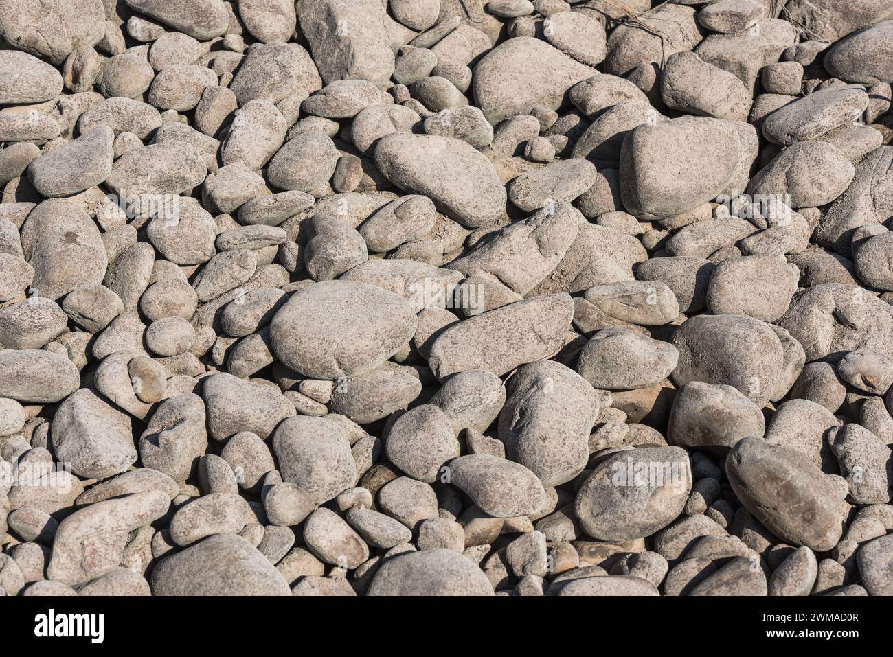 Kieselsteine auf einem trockenen Flussbett Stockfoto