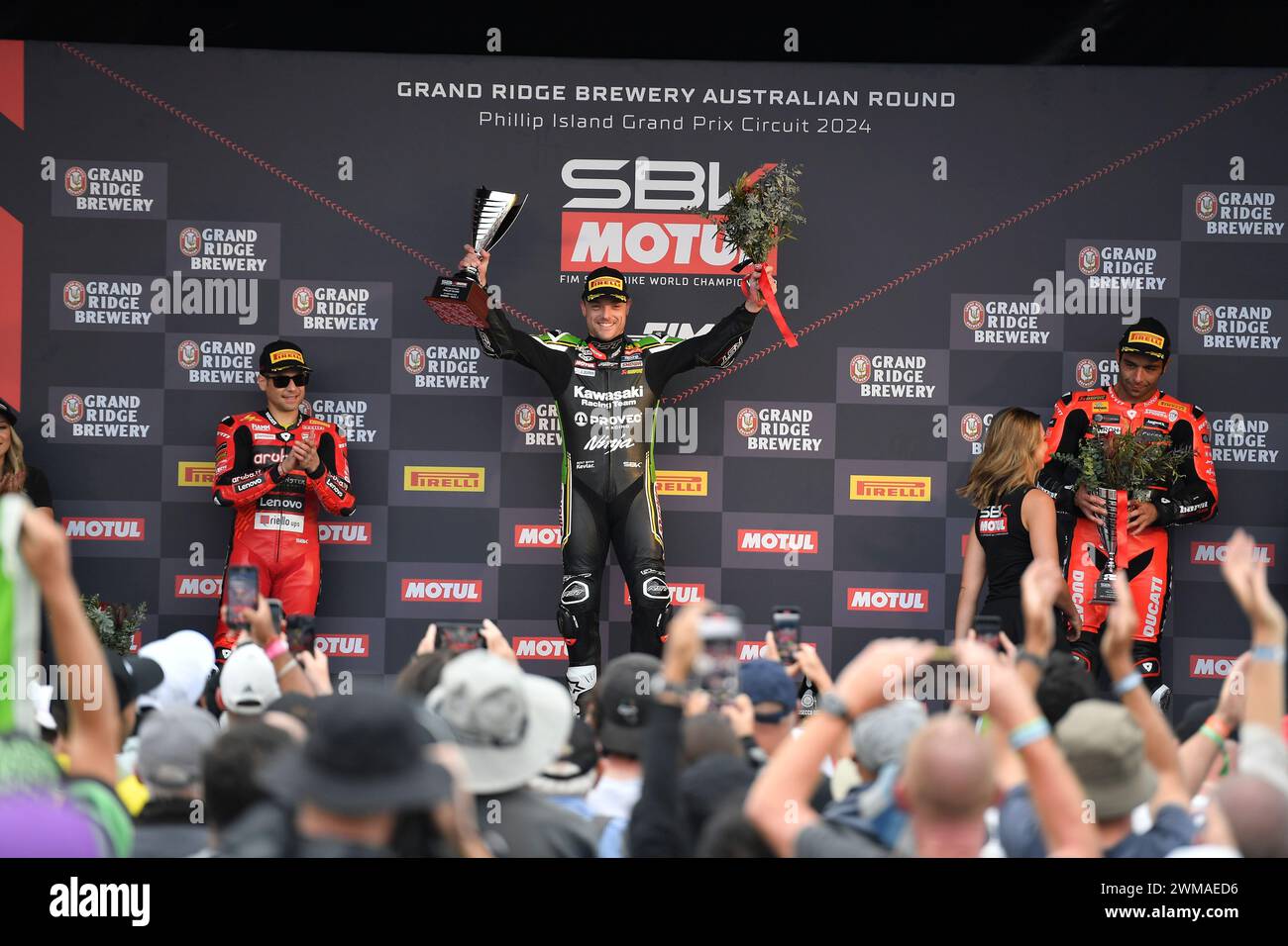 MELBOURNE, AUSTRALIEN. 25. Februar 2024. Alex Lowes (22) aus Großbritannien mit dem Kawasaki ZX-10RR für das Kawasaki Racing Team WorldSBK feiert auf der Spitze des Podiums nach dem Sieg von Rennen 2 bei der Eröffnungsrunde der Superbike-Weltmeisterschaft 2024 auf dem Phillip Island Circuit. Karl Phillipson/Alamy Live News Stockfoto