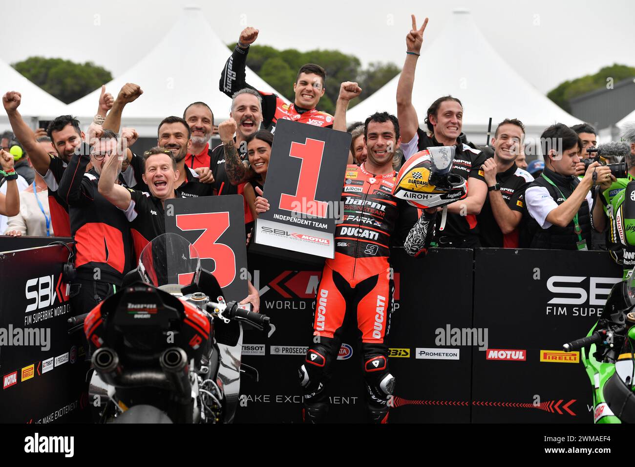 MELBOURNE, AUSTRALIEN. 25. Februar 2024. Danilo Petrucci (9) aus Italien mit dem Ducati Panigale V4R für DAS BARNI Spark Racing Team feiert den 3. Platz bei Rennen 2 bei der Eröffnungsrunde der Superbike-Weltmeisterschaft 2024 auf dem Phillip Island Circuit. Karl Phillipson/Alamy Live News Stockfoto