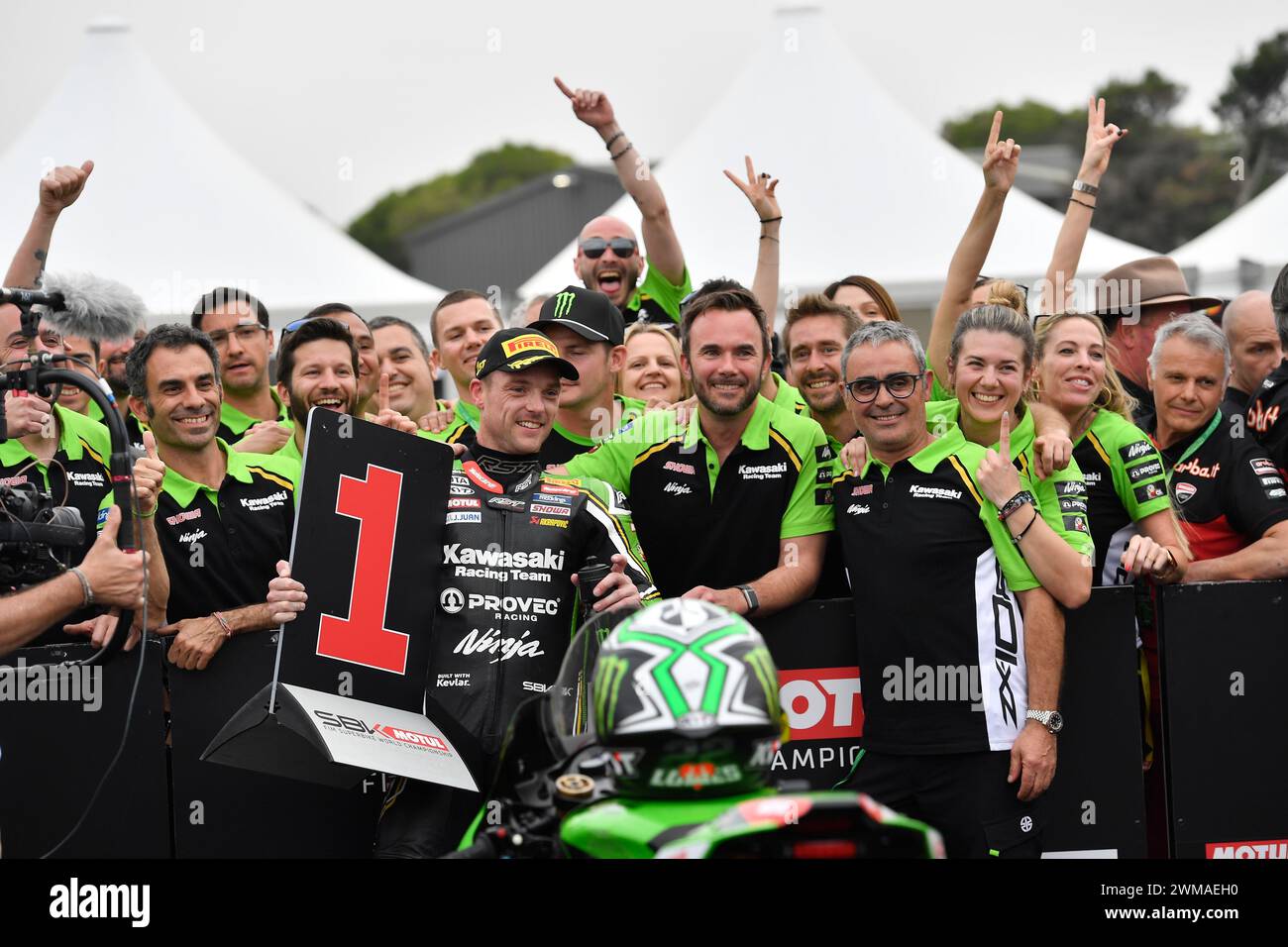 MELBOURNE, AUSTRALIEN. 25. Februar 2024. Alex Lowes (22) aus Großbritannien mit dem Kawasaki ZX-10RR feiert seinen Sieg im zweiten Rennen mit seinem Kawasaki Racing Team WorldSBK bei der Eröffnungsrunde der Superbike-Weltmeisterschaft 2024 auf dem Phillip Island Circuit. Karl Phillipson/Alamy Live News Stockfoto