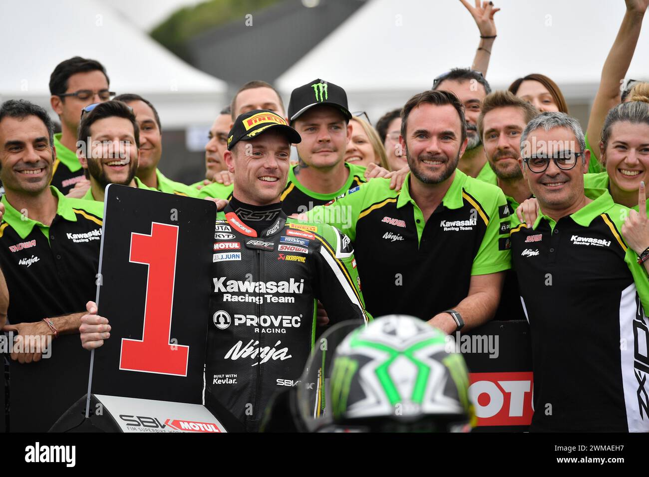 MELBOURNE, AUSTRALIEN. 25. Februar 2024. Alex Lowes (22) aus Großbritannien mit dem Kawasaki ZX-10RR feiert seinen Sieg im zweiten Rennen mit seinem Kawasaki Racing Team WorldSBK bei der Eröffnungsrunde der Superbike-Weltmeisterschaft 2024 auf dem Phillip Island Circuit. Karl Phillipson/Alamy Live News Stockfoto