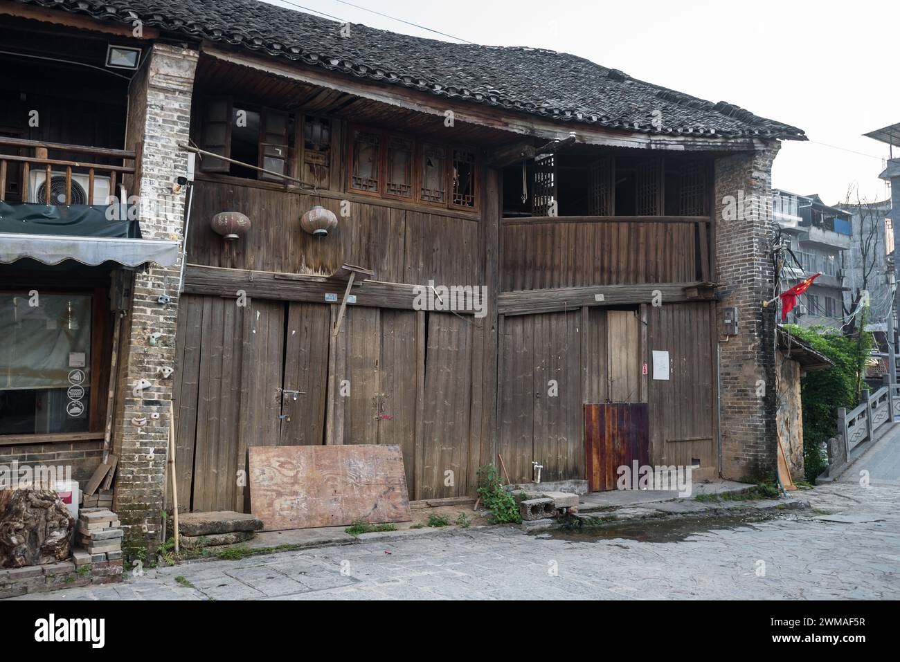 Das Äußere eines alten chinesischen Holzhauses Stockfoto