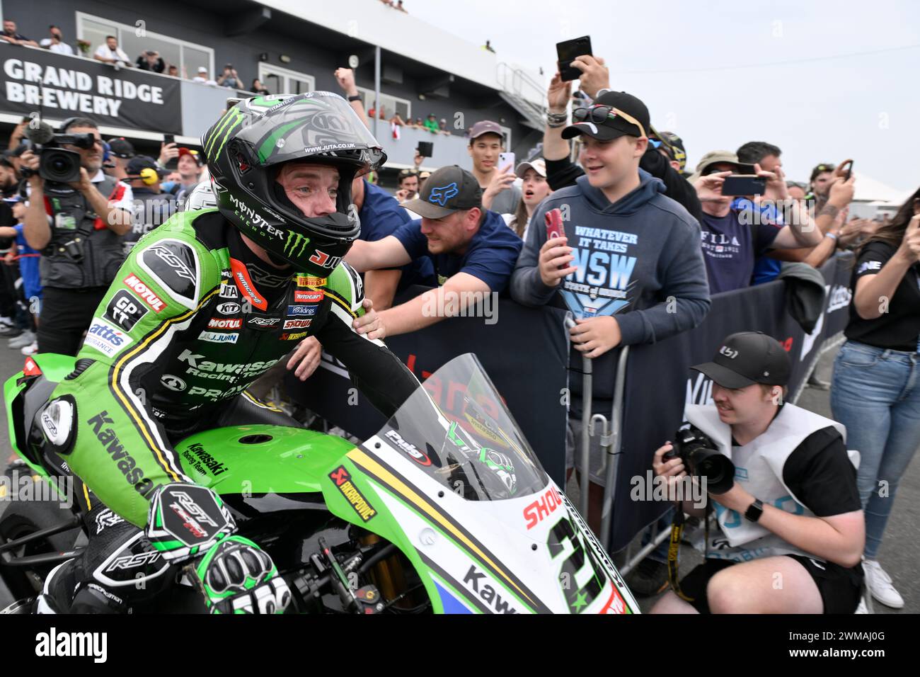 MELBOURNE, AUSTRALIEN. 25. Februar 2024. Alex Lowes (22) aus Großbritannien fährt mit dem Kawasaki ZX-10RR für das Kawasaki Racing Team WorldSBK in den Parc Ferme, nachdem er das zweite Rennen der Superbike-Weltmeisterschaft 2024 auf dem Phillip Island Circuit gewonnen hat. Karl Phillipson/Alamy Live News Stockfoto