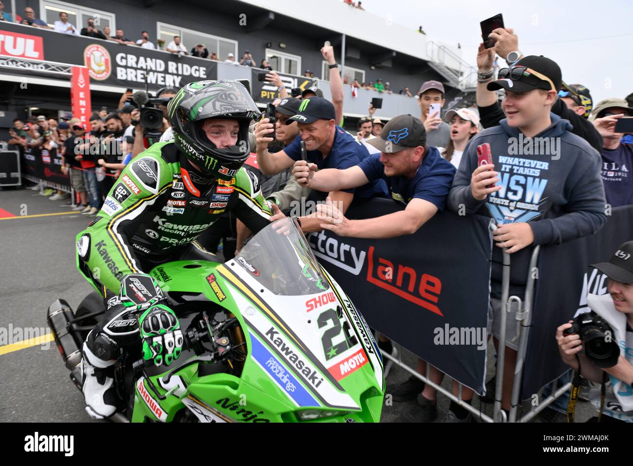 MELBOURNE, AUSTRALIEN. 25. Februar 2024. Alex Lowes (22) aus Großbritannien fährt mit dem Kawasaki ZX-10RR für das Kawasaki Racing Team WorldSBK in den Parc Ferme, nachdem er das zweite Rennen der Superbike-Weltmeisterschaft 2024 auf dem Phillip Island Circuit gewonnen hat. Karl Phillipson/Alamy Live News Stockfoto