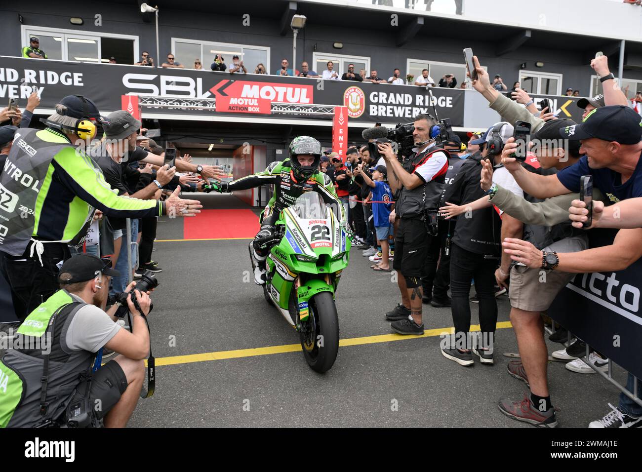 MELBOURNE, AUSTRALIEN. 25. Februar 2024. Alex Lowes (22) aus Großbritannien fährt mit dem Kawasaki ZX-10RR für das Kawasaki Racing Team WorldSBK in den Parc Ferme, nachdem er das zweite Rennen der Superbike-Weltmeisterschaft 2024 auf dem Phillip Island Circuit gewonnen hat. Karl Phillipson/Alamy Live News Stockfoto