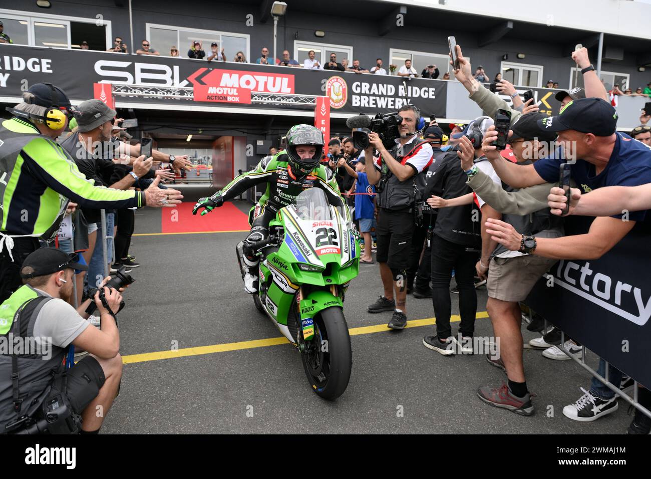 MELBOURNE, AUSTRALIEN. 25. Februar 2024. Alex Lowes (22) aus Großbritannien fährt mit dem Kawasaki ZX-10RR für das Kawasaki Racing Team WorldSBK in den Parc Ferme, nachdem er das zweite Rennen der Superbike-Weltmeisterschaft 2024 auf dem Phillip Island Circuit gewonnen hat. Karl Phillipson/Alamy Live News Stockfoto