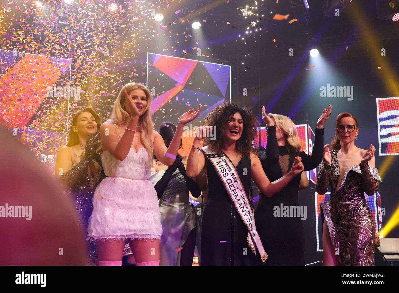 Rost, Deutschland 24. Februar 2024: Miss Germany Awards Finale - 2024 im Bild: Apameh Schönauer Berlin, 39 Jahre, erfolgreiche Architektin und AKtivistin für Frauenrechte gewinnen die Wahl des Miss Germany Awards 2024 - Europapark Rust - das Finale im Europapark Rust - am Samstag, 04. März 2023 wurde im Europapark zum 20. Mal der Titel Miss Germany vergeben. 900 Gäste wohnten der Proklamation im DOME bei, über 100 Medienvertreter aus Presse, Funk und Fernsehen waren akkreditiert. Europa Park Baden Württemberg *** Rust, Deutschland 24. Februar 2024 Miss Germany Awards Finale 2024 im Bild APAM Stockfoto