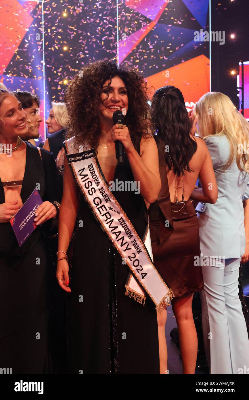 Rost, Deutschland 24. Februar 2024: Miss Germany Awards Finale - 2024 im Bild: Apameh Schönauer Berlin, 39 Jahre, erfolgreiche Architektin und AKtivistin für Frauenrechte gewinnen die Wahl des Miss Germany Awards 2024 - Europapark Rust - das Finale im Europapark Rust - am Samstag, 04. März 2023 wurde im Europapark zum 20. Mal der Titel Miss Germany vergeben. 900 Gäste wohnten der Proklamation im DOME bei, über 100 Medienvertreter aus Presse, Funk und Fernsehen waren akkreditiert. Europa Park Baden Württemberg *** Rust, Deutschland 24. Februar 2024 Miss Germany Awards Finale 2024 im Bild APAM Stockfoto