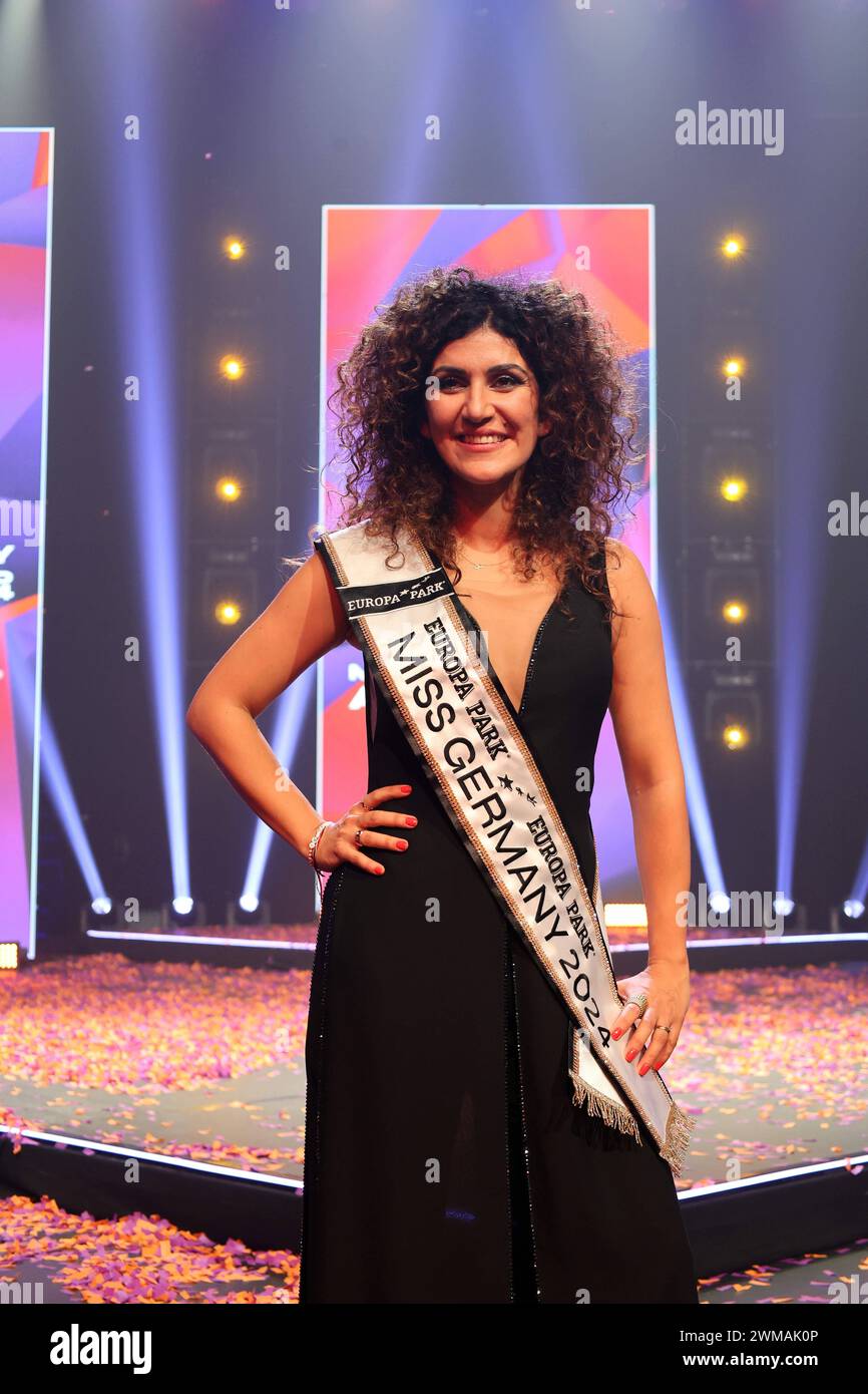 Rost, Deutschland 24. Februar 2024: Miss Germany Awards Finale - 2024 im Bild: Apameh Schönauer Berlin, 39 Jahre, erfolgreiche Architektin und AKtivistin für Frauenrechte gewinnen die Wahl des Miss Germany Awards 2024 - Europapark Rust - das Finale im Europapark Rust - am Samstag, 04. März 2023 wurde im Europapark zum 20. Mal der Titel Miss Germany vergeben. 900 Gäste wohnten der Proklamation im DOME bei, über 100 Medienvertreter aus Presse, Funk und Fernsehen waren akkreditiert. Europa Park Baden Württemberg *** Rust, Deutschland 24. Februar 2024 Miss Germany Awards Finale 2024 im Bild APAM Stockfoto