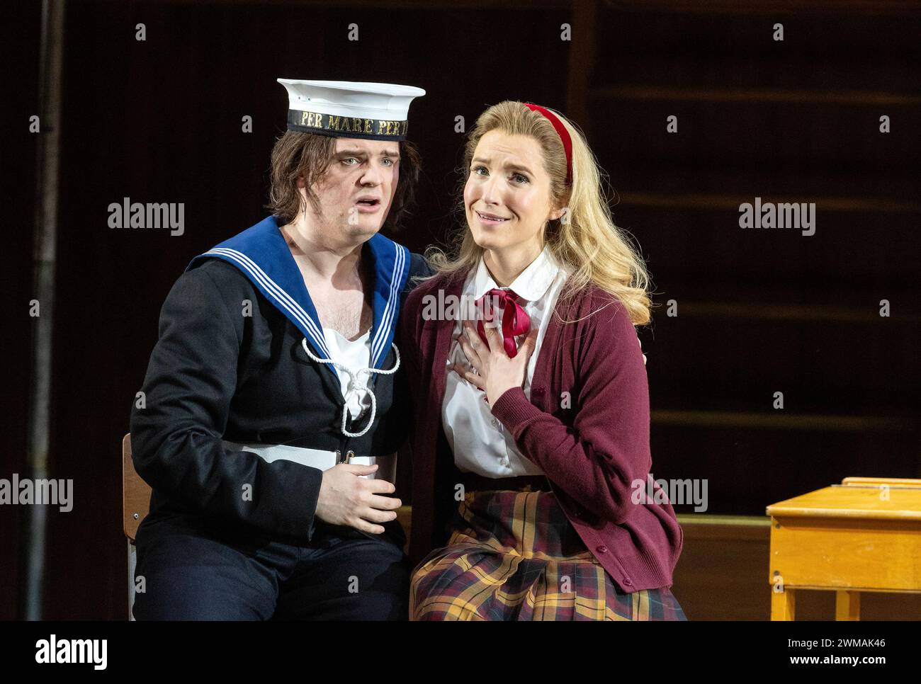 Egor Zhuravskii (Ferrando), Kayleigh Decker (Dorabella) in COSI FAN TUTTE an der Welsh National Opera (WNO), Wales Millennium Centre, Cardiff, Wales 24/02/2024 Musik: Mozart Libretto: Da Ponte Dirigent: Tomas Hanus Design: Jemima Robinson Beleuchtung: Mark Jonathan Bewegung: Michael Spenceley Regie: Max Hoehn Stockfoto