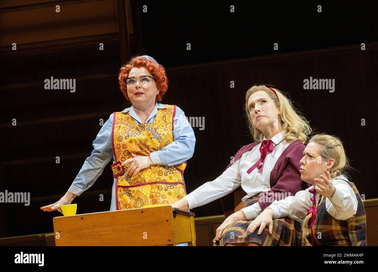 l-r: Rebecca Evans (Despina), Kayleigh Decker (Dorabella), Sophie Bevan (Fiordiligi) in COSI FAN TUTTE an der Welsh National Opera (WNO), Wales Millennium Centre, Cardiff, Wales 24/02/2024 Musik: Mozart Libretto: Da Ponte Dirigent: Tomas Hanus Design: Jemima Robinson Beleuchtung: Mark Jonathan Bewegung: Michael Spenceley Regisseur: Max Hoehn Stockfoto