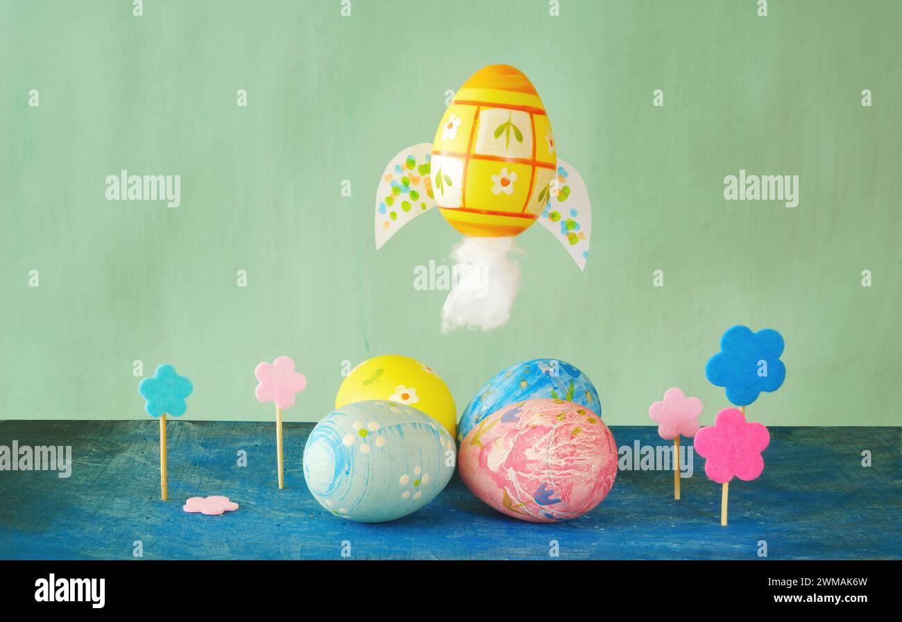 Beginn einer wundervollen osterzeit und Frühlingssaison, Dekoration mit handbemalten ostereiern und kostenlose Kopierfläche Stockfoto