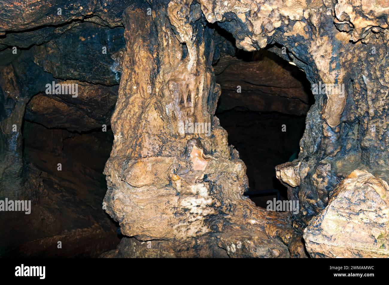 August 2021. Region Simferopol, Republik Krim. Ausflug für Touristen zur Roten Höhle. Es ist kalt in den Höhlen. Stockfoto