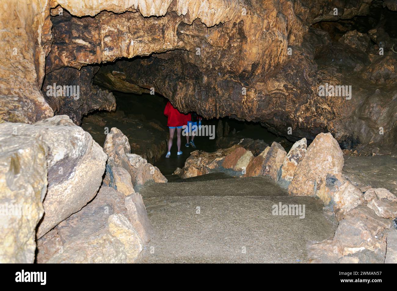 August 2021. Region Simferopol, Republik Krim. Ausflug für Touristen zur Roten Höhle. Es ist kalt in den Höhlen. Stockfoto