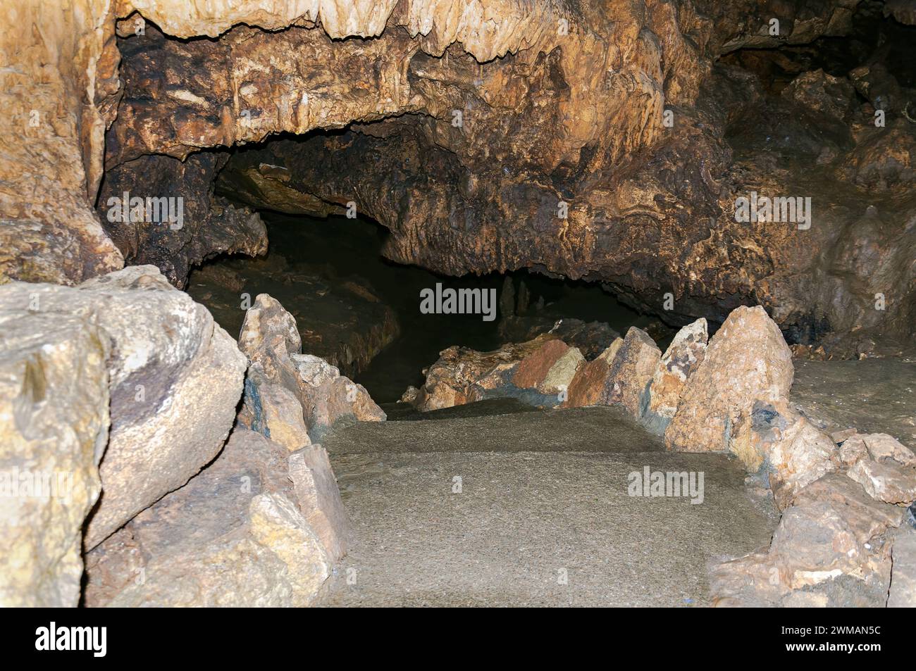 August 2021. Region Simferopol, Republik Krim. Ausflug für Touristen zur Roten Höhle. Es ist kalt in den Höhlen. Stockfoto