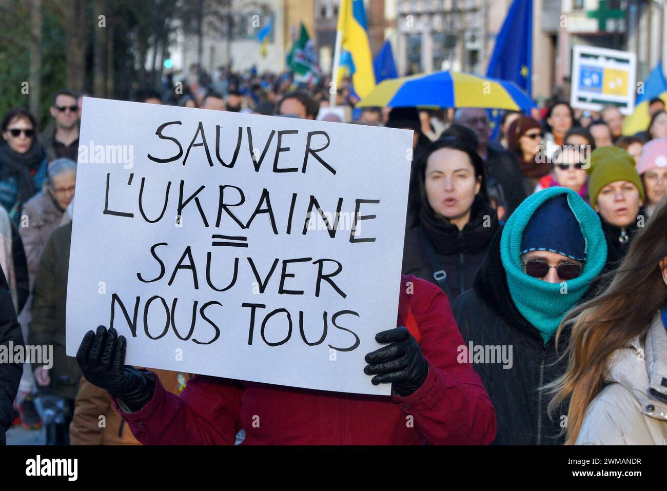 Straßburg, Frankreich. Februar 2024. Demonstration zur Unterstützung der Ukraine, die seit dem 4. Februar 2022 von Russland einmarschiert wurde. Die Ukraine befindet sich seit zwei Jahren im Krieg, und Straßburg hat eine Reihe von Aktionen erlebt, um die Invasion zu stoppen. Rund 500 Menschen marschierten vom russischen Konsulat zum Straßburger Dom. Botschafter Borys Tarasyuk, ständiger Vertreter der Ukraine im Europarat, ergreift das Wort. 24. Februar 2024 in Straßburg im Nordosten Frankreichs. Foto: Nicolas Roses/ABACAPRESS.COM Credit: Abaca Press/Alamy Live News Stockfoto