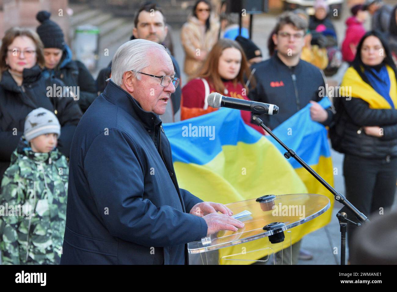 Straßburg, Frankreich. Februar 2024. Demonstration zur Unterstützung der Ukraine, die seit dem 4. Februar 2022 von Russland einmarschiert wurde. Die Ukraine befindet sich seit zwei Jahren im Krieg, und Straßburg hat eine Reihe von Aktionen erlebt, um die Invasion zu stoppen. Rund 500 Menschen marschierten vom russischen Konsulat zum Straßburger Dom. Botschafter Borys Tarasyuk, ständiger Vertreter der Ukraine im Europarat, ergreift das Wort. 24. Februar 2024 in Straßburg im Nordosten Frankreichs. Foto: Nicolas Roses/ABACAPRESS.COM Credit: Abaca Press/Alamy Live News Stockfoto